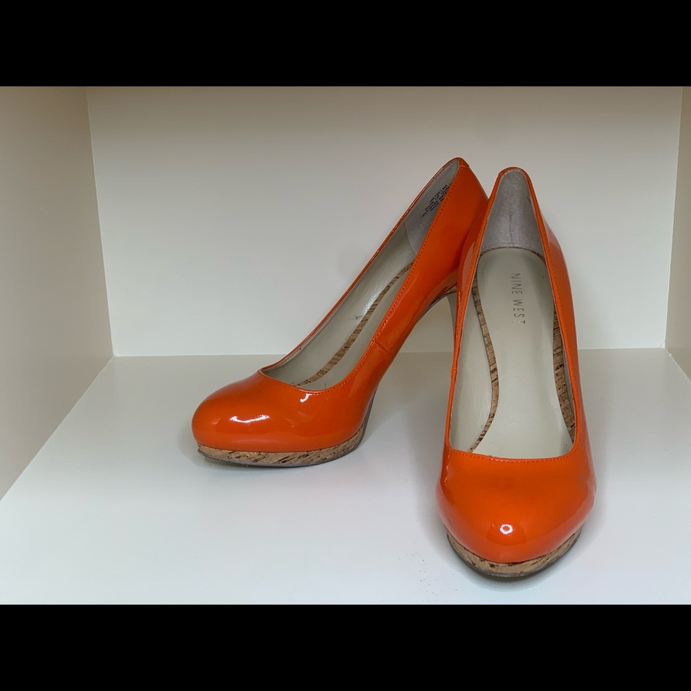 NINE WEST orange and cork pumps